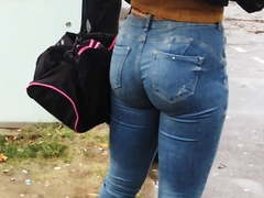 SsW - S2016E17 - Blonde with big ass in tight jeans waiting