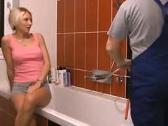 Im Bad die Fickfresse befuellt